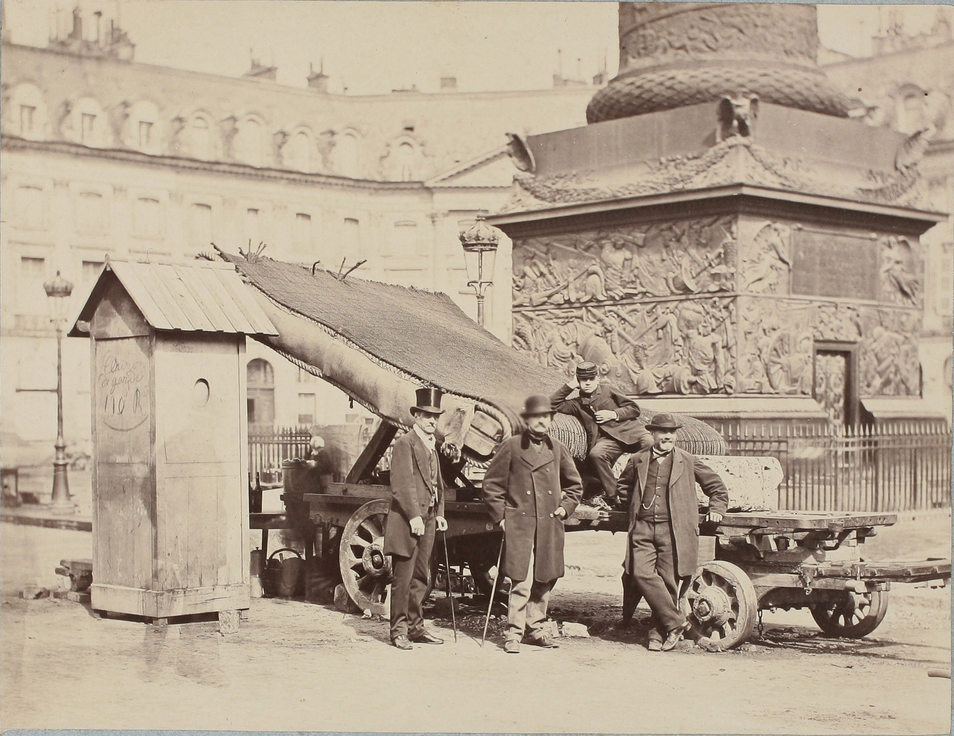 Charles Delescluze, Paschal Grousset et Eugène Pottier sur la place Vendôme, mai 1871 - Photo  Braquehais Bruno (source : © Musée Carnavalet – Histoire de Paris)